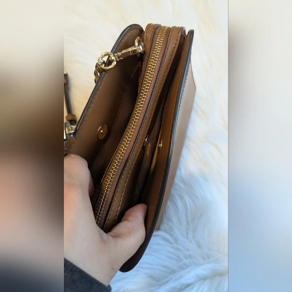 Beautiful Michael Kors crossbody purse. - Picture 11 of 16